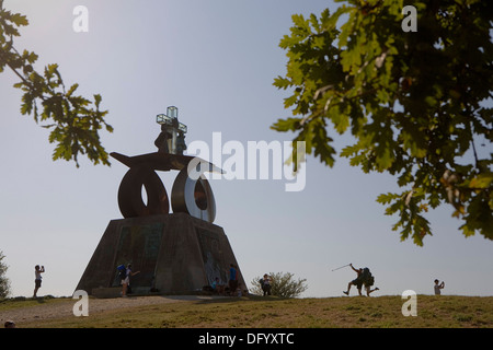 Pilger in Monte del Gozo. Und Denkmal zu Ehren des Besuchs von Papst Johannes Paul II. Coruña Provinz. Spanien. Camino de Santiago Stockfoto