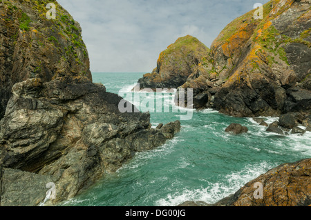 Felsen im Mullion Cove, Cornwall, England Stockfoto