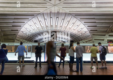 U-Bahn-Station Metro Center, Washington DC. Menschen, Touristen, warten auf die Plattform für die u-Bahn zu kommen. Stockfoto