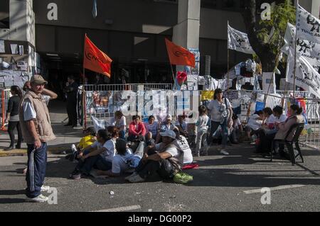 Buenos Aires, Argentinien. 10. Oktober 2013. Befürworter halten eine Mahnwache vor dem Favaloro Stiftung Universität Krankenhaus als Präsidentin Cristina Fernandez erholt sich von einer erfolgreichen Gehirnchirurgie nach der Diagnose mit einem chronischen subduralen Hämatom. (Bild Kredit: Kredit: Patricio Murphy/ZUMAPRESS.com/Alamy Live-Nachrichten) Stockfoto