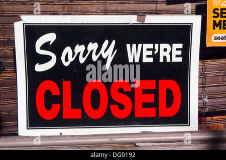 Schaufenster "Sorry wir geschlossen sind" anmelden. Stockfoto