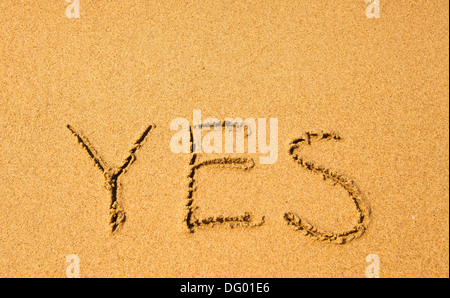 Ja - in Sand Textur am Strand geschrieben. Stockfoto