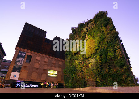 Caixa Forum Madrid ist ein Museum und Kulturzentrum. Es wird gesponsort von La Caixa. Fassade der Pflanzen vom Botaniker Patrick Blanc Stockfoto