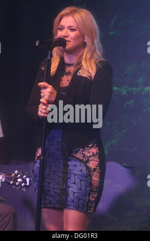 New York, USA. 10. Oktober 2013. Sängerin KELLY CLARKSON führt beim "People Like Us" Fair-Trade-Konzert im Highline Ballroom statt. Bildnachweis: Nancy Kaszerman/ZUMAPRESS.com/Alamy Live-Nachrichten Stockfoto