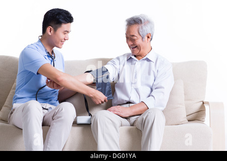 Nursing Assistent Einnahme senior woman Blutdruck Stockfoto