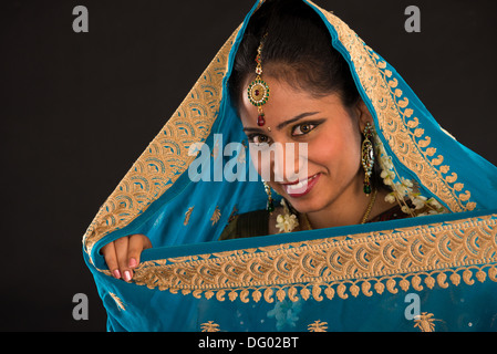 Südindische Mädchen in traditionellen Sari Kleid Stockfoto