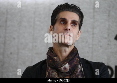 Sao Paulo, Brasilien. 10. Oktober 2013. Perry Farrell, Lead-Sänger der Rock-Band Janes Addiction und Gründer von Lollapalooza, gibt ein Interview in Interlagos Rennstrecke südlich von Sao Paulo, südöstlichen Brasilien, die in der Ausgabe des Festivals 2014 erfolgen muss. Foto: FELIPE RAU/ESTADAO CONTUEUDO/Dpa/Alamy Live News Stockfoto