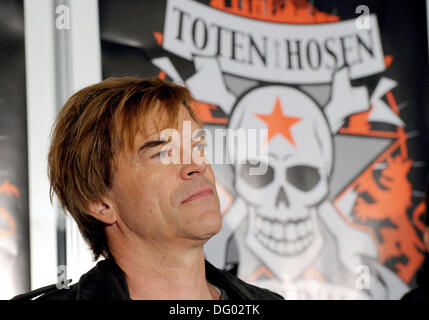 Gerresheim, Deutschland. 10. Oktober 2013. Der Sänger der deutschen Punkrock-Band "Die Toten Hosen" Campino, besucht eine Pressekonferenz auf der letzten Etappe der aktuellen Tournee der Band mit dem Titel "Der Krach der Republik" (lit. das Geräusch der Republik) in Gerresheim, Deutschland, 10. Oktober 2013. Die Toten Hosen feiern das Ende der Tournee mit zwei großen Konzerten am 11. Oktober und 12. Oktober 2013 in der Esprit Arena in Düsseldorf statt. Foto: Henning Kaiser/Dpa/Alamy Live News Stockfoto