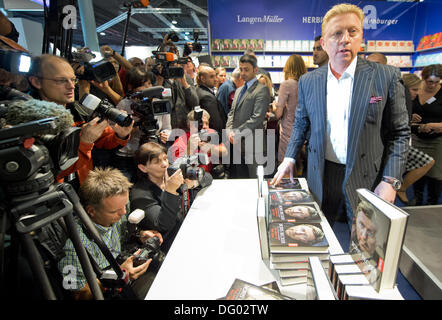 Frankfurt am Main, Deutschland. 10. Oktober 2013. Ehemaliger Tennis-Ass Boris Becker präsentiert seine Biografie auf der Buchmesse in Frankfurt am Main, 10. Oktober 2013. Die Frankfurter Buchmesse dauert bis zum 13. Oktober 2013, 250 000 erwartet. Foto: BORIS ROESSLER/Dpa/Alamy Live News Stockfoto