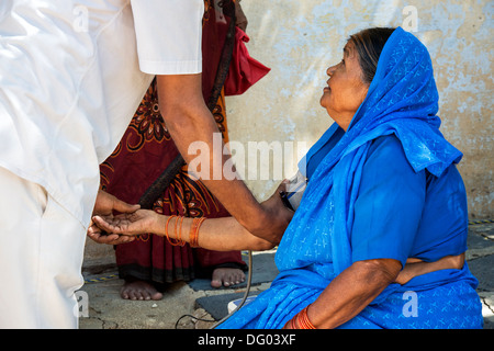 Indische Landfrauen mit Blutdruck auf Sri Sathya Sai Baba mobile aufsuchende Klinik getroffen. Andhra Pradesh, Indien Stockfoto