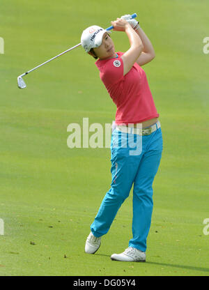 Kuala Lumpur, Malaysia. 11. Oktober 2013. Eun-Hee-Ji von Südkorea Linien Treffern zweiter Schüsse auf 4rd Loch während der LPGA Sime Darby von Kuala Lumpur Golf and Country Club. Bildnachweis: Aktion Plus Sport/Alamy Live-Nachrichten Stockfoto