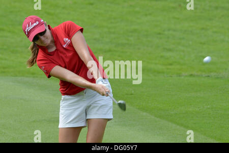 Kuala Lumpur, Malaysia. 11. Oktober 2013. Alison Walshe USA trifft dritten Aufnahmen während der LPGA Sime Darby von Kuala Lumpur Golf and Country Club. Bildnachweis: Aktion Plus Sport/Alamy Live-Nachrichten Stockfoto