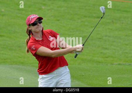 Kuala Lumpur, Malaysia. 11. Oktober 2013. Alison Walshe USA trifft dritten Aufnahmen während der LPGA Sime Darby von Kuala Lumpur Golf and Country Club. Bildnachweis: Aktion Plus Sport/Alamy Live-Nachrichten Stockfoto