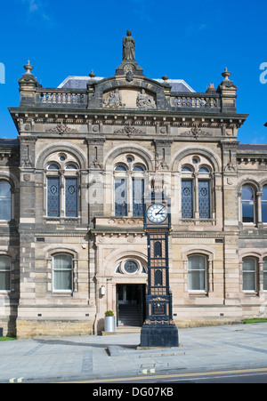 Der unter Denkmalschutz stehende Uhrturm aus Gusseisen vor dem alten Rathaus in Gateshead, Nord-Ost-England, Großbritannien Stockfoto