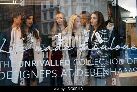 Live Models & Shop Schaufensterpuppen in Debenhams Schaufenster bei Vogue Fashion's Night Out zog erstmals eine einnächtliche After-Work-Shopping-Veranstaltung nach Manchester. Mehr als 150 Einzelhändler im Stadtzentrum, Märkte im Freien, Bars und Restaurants haben bis spät in die Nacht geöffnet. Das Herz von Manchester Retail Business Improvement District (BID) und CityCo unterstützten die Veranstaltung, um Manchester als das führende Einzelhandelsziel Großbritanniens außerhalb Londons zu positionieren. Stockfoto