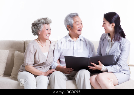 Älteres Paar im Chat mit Finanzberater Stockfoto