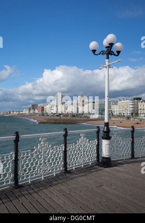 Brighton Beach vom Pier von Brighton, East Sussex, England aus gesehen Stockfoto