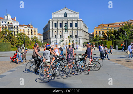 Madrid, Spanien. Gruppe von Radfahrern in Plaza de Oriente. Teatro Real / Theatre Royal (1850) hinter Stockfoto