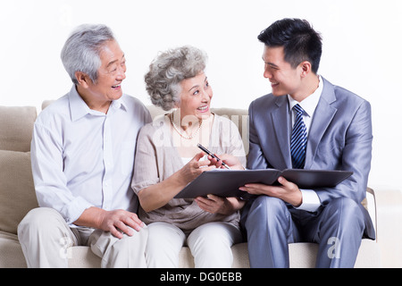 Älteres Paar mit Finanzberater Stockfoto