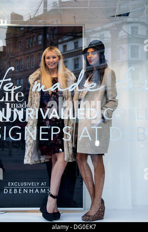 Live Models & Shop Schaufensterpuppen in Debenhams Schaufenster bei Vogue Fashion's Night Out zog erstmals eine einnächtliche After-Work-Shopping-Veranstaltung nach Manchester. Mehr als 150 Einzelhändler im Stadtzentrum, Märkte im Freien, Bars und Restaurants haben bis spät in die Nacht geöffnet. Das Herz von Manchester Retail Business Improvement District (BID) und CityCo unterstützten die Veranstaltung, um Manchester als das führende Einzelhandelsziel Großbritanniens außerhalb Londons zu positionieren. Stockfoto