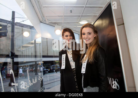 Live Models & Shop Schaufensterpuppen in Debenhams Schaufenster bei Vogue Fashion's Night Out zog erstmals eine einnächtliche After-Work-Shopping-Veranstaltung nach Manchester. Mehr als 150 Einzelhändler im Stadtzentrum, Märkte im Freien, Bars und Restaurants haben bis spät in die Nacht geöffnet. Das Herz von Manchester Retail Business Improvement District (BID) und CityCo unterstützten die Veranstaltung, um Manchester als das führende Einzelhandelsziel Großbritanniens außerhalb Londons zu positionieren. Stockfoto