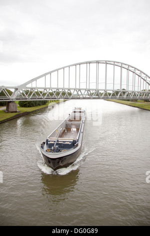 Leertransport Schiff im Kanal in den Niederlanden Stockfoto