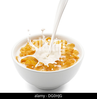 in Cornflakes erstellen Spritzer Milch gießen Stockfoto