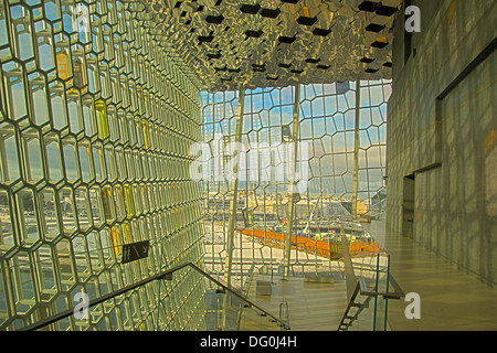 Eindruck von der Concert Hall Harpa am Hafen von Reykjavik Stockfoto