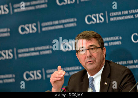 US Deputy Secretary Of Defense Ashton B. Carter in der Mitte für strategische und internationale Studien 8. April 2013 in Washington D.C. Carter ein theoretischer Physiker und ehemaliger Harvard-Professor trat aus dem Pentagon 10. Oktober 2013 spricht. Stockfoto