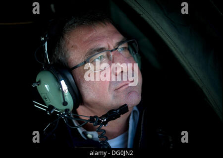 US Deputy Secretary Of Defense Ashton B. Carter dauert ein Rundflug vom Hurricane Sandy verwüsteten Gebiete 12. November 2012 in Breezy Point, New York. Carter ein theoretischer Physiker und ehemaliger Harvardprofessor trat aus dem Pentagon 10. Oktober 2013. Stockfoto