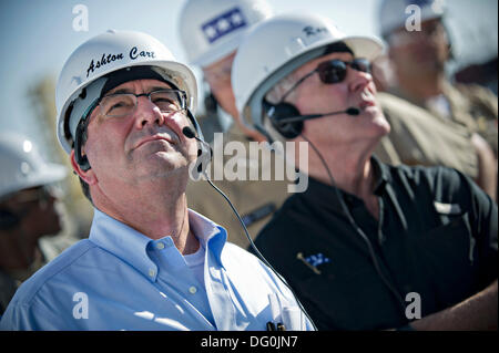 Besuchen Sie US Deputy Secretary Of Defense Ashton B. Carter und Secretary Of The Navy Ray Maybus, Recht, Mobile Landing Platform USNS Montford Point 26. September 2012 in San Diego, CA. Carter ein theoretischer Physiker und ehemaliger Harvardprofessor trat aus dem Pentagon 10. Oktober 2013. Stockfoto