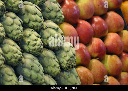 Blick auf Artischocken und Äpfel in der Markthalle Mercat de la Boqueria in Barcelona, Spanien, 13. Mai 2013. Fotoarchiv für ZeitgeschichteS.Steinach Stockfoto