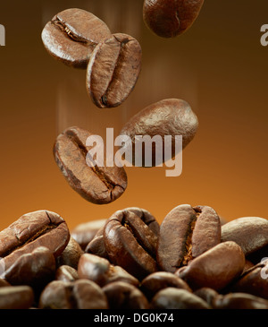 Kaffeebohnen fallen auf Haufen mit Motion blur Stockfoto