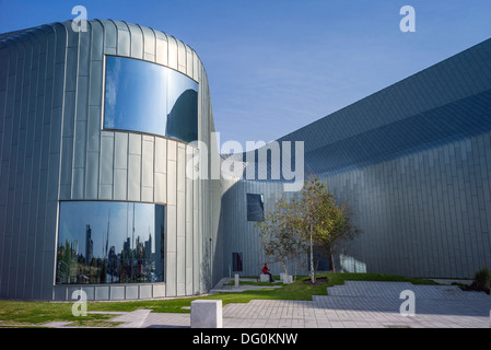 Eine Seitenansicht des Riverside Museum Glasgow zur Veranschaulichung der modernen geschwungenen geschwungene Architektur beschäftigt. Stockfoto