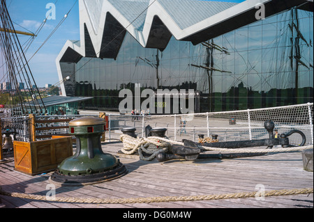 Ein Blick über das Deck der Großsegler Glenlee, Ankerwinde im Vordergrund, auf der Riverside Museum in Glasgow Stockfoto