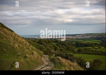 Ein Fußweg hinunter Swanage aus Purbeck Hills, Dorset, Großbritannien Stockfoto