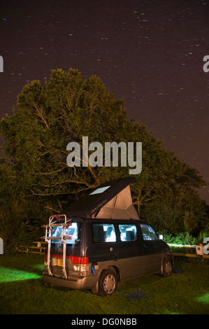 Bewegende Sterne in den Nachthimmel über ein Wohnmobil in Dorset, Großbritannien Stockfoto