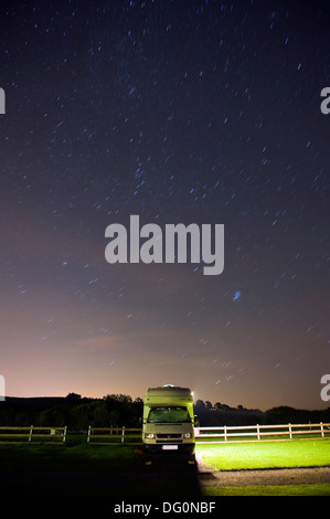 Bewegende Sterne in den Nachthimmel über ein Wohnmobil in Dorset, Großbritannien Stockfoto