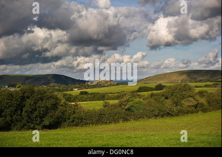 Ansicht der Corfe Castle in einem Spalt in der Purbeck Hills, Dorset, Großbritannien Stockfoto