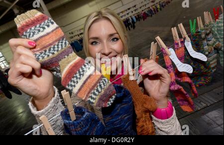 Hannover, Deutschland. 11. Oktober 2013. Model Sophye Gassmann Posen mit vielleicht einer der weltweit längsten Socke Zeilen beim Konsumenten Handel Messe Infa in Hannover, Deutschland, 11. Oktober 2013. Die Messe ist vom 12. bis zum 20. Oktober. Foto: PETER STEFFEN/Dpa/Alamy Live News Stockfoto