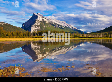 Mount Rundle erhebt sich über Banff Township von Vermillion Seen fahren Banff Nationalpark Kanada Nordamerika Alberta Stockfoto