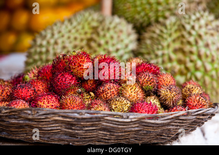 Nahaufnahme von einem Stapel von Raw rambutan Frucht ist auf einem Obststand auf einem lokalen Markt angezeigt Stockfoto