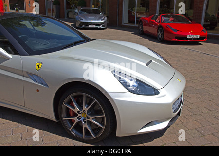 Ferrari Sportwagen außerhalb Autohaus Stockfoto