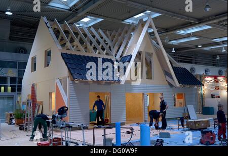 Hannover, Deutschland. 11. Oktober 2013. Ein Haus aus Holz baut auf den Verbraucher Handel Messe Infa in Hannover, Deutschland, 11. Oktober 2013. Die Messe ist vom 12. bis zum 20. Oktober. Foto: PETER STEFFEN/Dpa/Alamy Live News Stockfoto