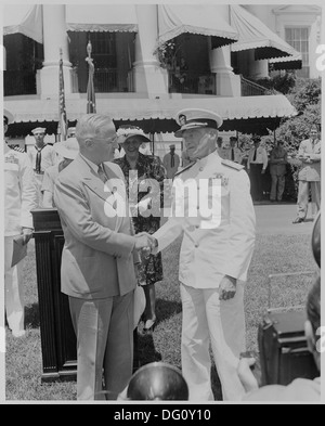 Foto von Präsident Truman Händeschütteln mit Admiral Marc Mitscher, Kommandant der 8. Flotte und während des Krieges... 199397 Stockfoto