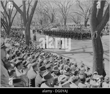 Präsident Truman besucht die Armee Day-Parade in Washington, D. C. Dies ist eine Entfernung Ansicht der Parade. 199616 Stockfoto