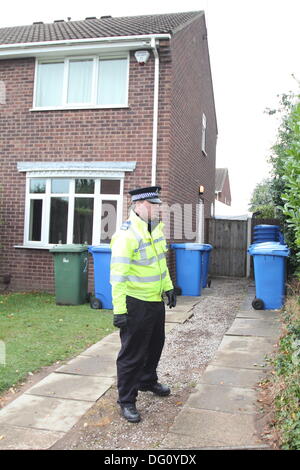 Mansfield, Nottinghamshire. 11. Oktober 2013. Polizei außerhalb 2 Blenheim schließen, Forest Town, die Überreste von zwei Personen von der Polizei in den hoteleigenen Garten ausgegraben wurden gestern (Donnerstag, 10. Oktober 2013). Bildnachweis: Deborah Vernon/Alamy Live-Nachrichten Stockfoto