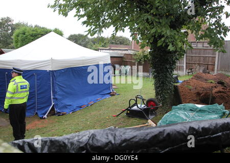 Mansfield, Nottinghamshire. 11. Oktober 2013. Polizei-Zelt im Garten von 2 Blenheim nahe, Polizei Wald Stadt, Mansfield, Nottinghamshire, die nach der Entdeckung der Überreste von zwei Körpern, die durch ausgegraben wurden gestern (Donnerstag, 10. Oktober 2013). Bildnachweis: Deborah Vernon/Alamy Live-Nachrichten Stockfoto