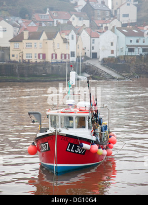 Ein Fischerboot im Hafen von Staithes an der Küste von Yorkshire. Stockfoto