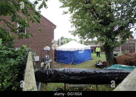 Mansfield, Nottinghamshire. 11. Oktober 2013. Polizei-Zelt im Garten von 2 Blenheim nahe, Polizei Wald Stadt, Mansfield, Nottinghamshire, die nach der Entdeckung der Überreste von zwei Körpern, die durch ausgegraben wurden gestern (Donnerstag, 10. Oktober 2013). Bildnachweis: Deborah Vernon/Alamy Live-Nachrichten Stockfoto